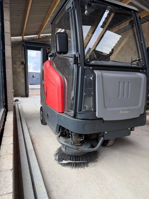 2018 Hako Sweepmaster D1500 RH Ride-On Sweeper sweeper