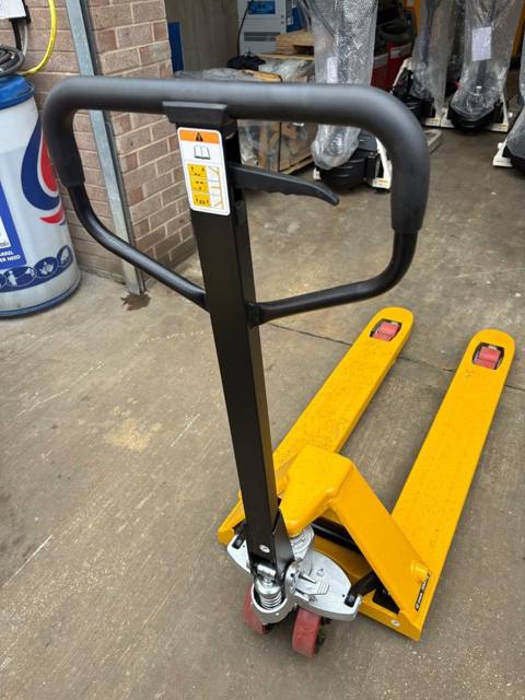 Hand Pallet Trucks (Euro Spec, 3 Tonne) pallet truck photo 2